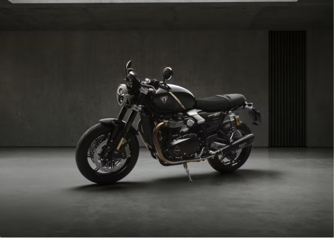 Front three-quarter view of the Triumph Speed Twin 1200 TFC showcasing its carbon fibre bodywork, premium gold detailing, and modern classic design.